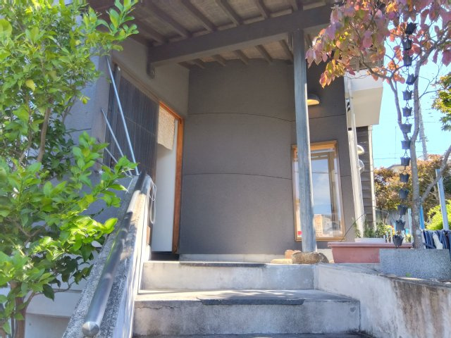 売住付店舗　三島市東大場2丁目の玄関|店舗入口です。アプローチ部分に屋根があるので雨の日の傘の開閉も濡れずに行えます。