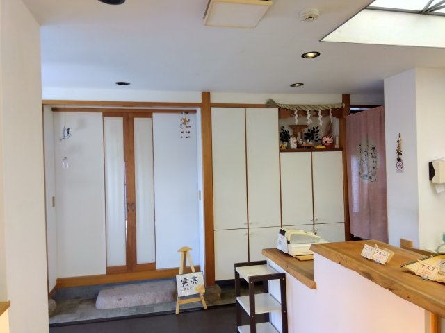 売住付店舗　三島市東大場2丁目の内装|店舗部分です。白を基調とした明るい店内です。カウンターや後ろには陳列棚もあります。居抜き工事をしてあるのでとても綺麗です。