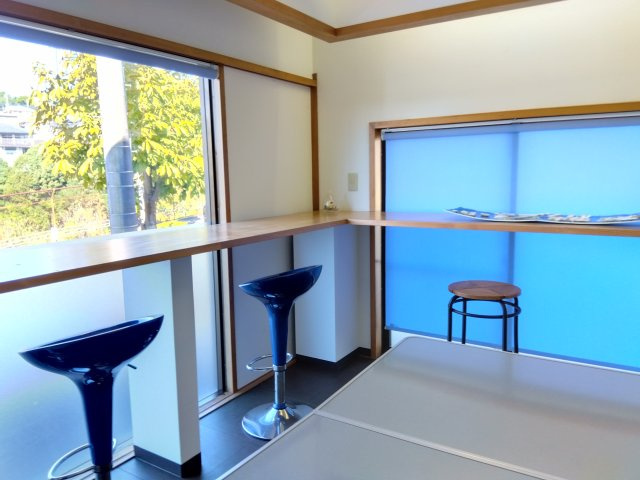 売住付店舗　三島市東大場2丁目の内装|イートインスペースです。大きい窓が二面にあるので明るい空間でお客様もリラックスして過ごしていただけると思います。