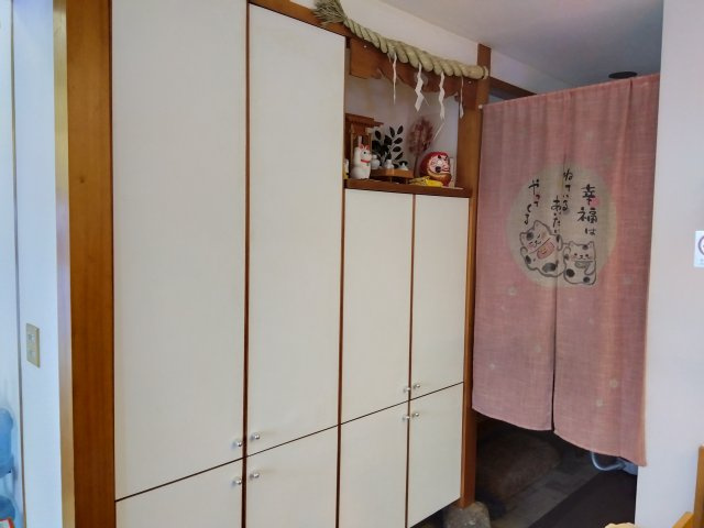 売住付店舗　三島市東大場2丁目の内装|店舗部分にはたくさん収納があります。お店の備品などをしまうのに便利です。神棚があるのも嬉しいですね。
