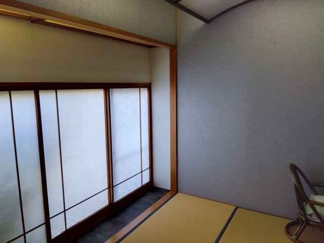 売住付店舗　三島市東大場2丁目の和室|店舗部分にある和室です。座敷なのでお客様にくつろいで過ごしていただけると思います。