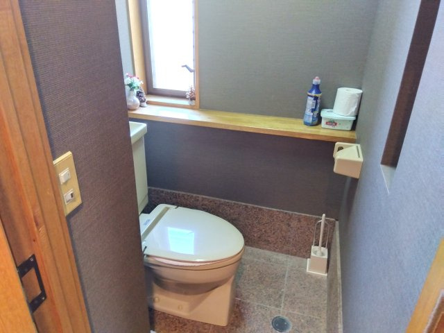 売住付店舗　三島市東大場2丁目のトイレ|店舗部分のトイレです。ブラウンで落ち着いた清潔感ある空間でお客様にも安心してご利用いただけます。