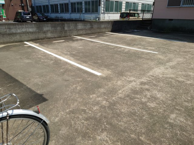 サンハイムヨシダの駐車場