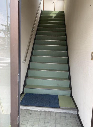 守山市守山６丁目の店舗事務所の玄関