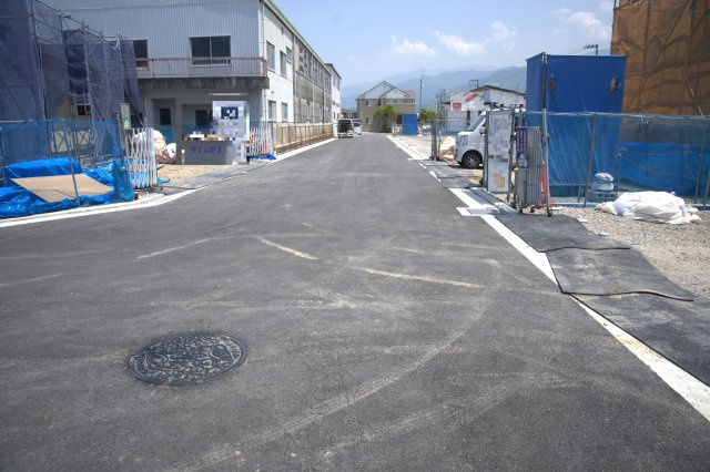 玉津エコタウンの周辺|分譲地内の道路です。広々とした6.3ｍの道路で、離合可能です！