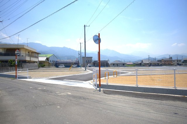 玉津エコタウンの外観|北側からの物件外観です♪分譲地内の道路は離合が可能な6.3ｍ！