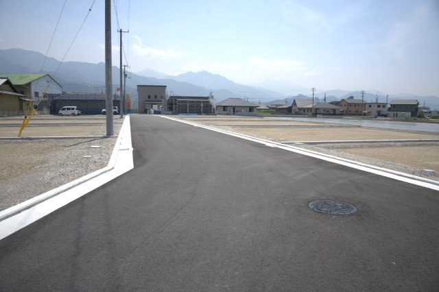 玉津エコタウンの外観|分譲地内の道路です。広々とした6.3ｍの道路で、離合可能です！