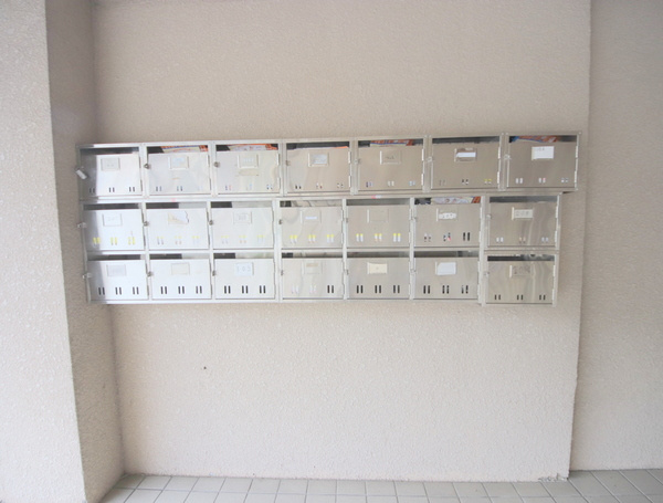 和州ロイヤルビルのエントランス