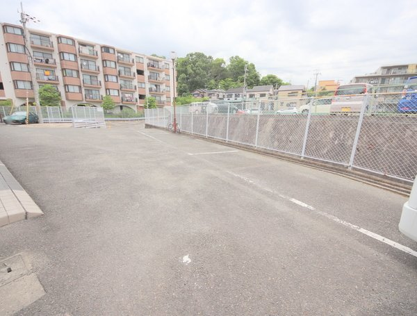 和州ロイヤルビルの駐車場