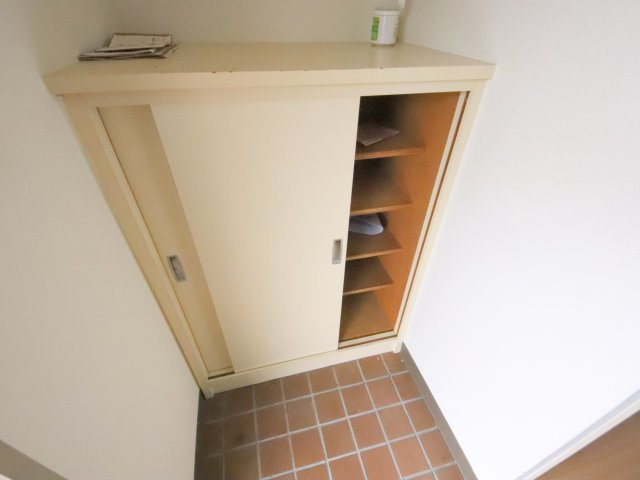 和州ロイヤルビルの玄関