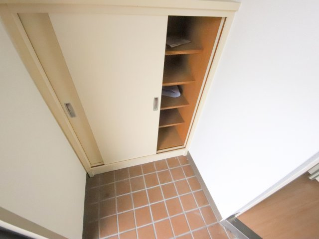 和州ロイヤルビルの玄関