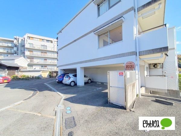 ロイヤルハイツ東生駒の駐車場
