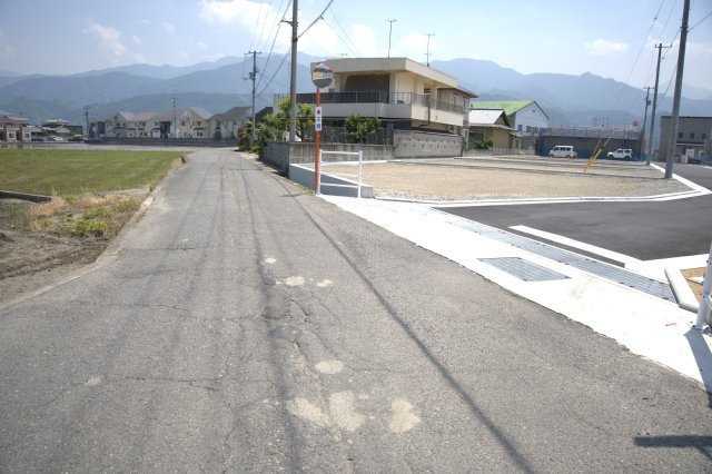 玉津エコタウンの前面道路含む現地写真|分譲地周辺の写真です。