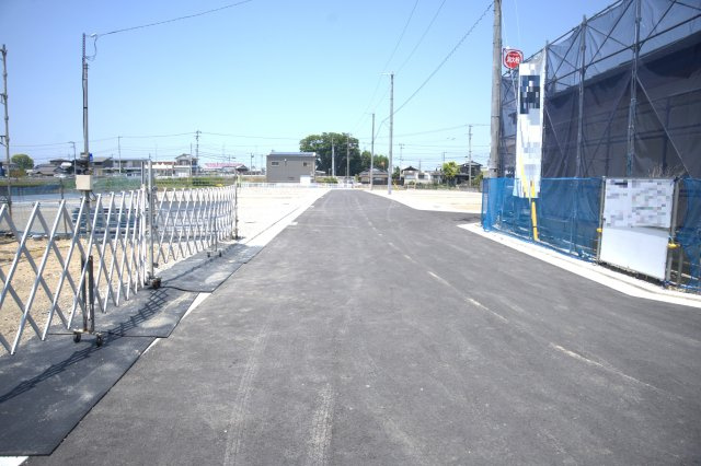 玉津エコタウンの周辺|分譲地内の道路です。広々とした6.3ｍの道路で、離合可能です！