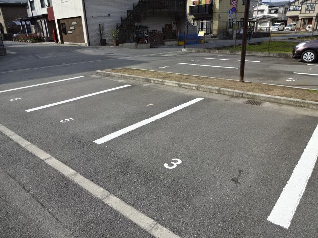 グレイスアニバーサリー西館の駐車場