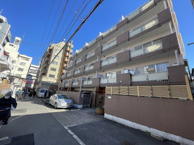 朝日新大久保マンションの外観