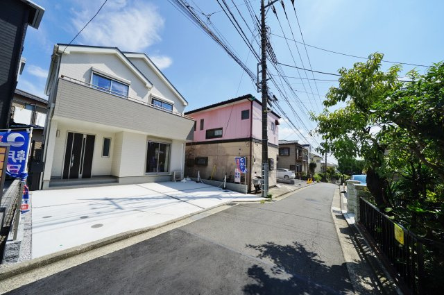 【横浜市旭区白根８丁目10-13新築戸建て】★仲介手数料無料★（白根小学校・上白根北中学校）の前面道路含む現地写真