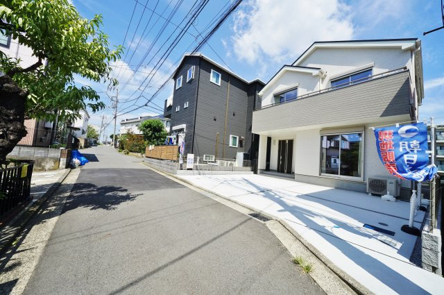 【横浜市旭区白根８丁目10-13新築戸建て】★仲介手数料無料★（白根小学校・上白根北中学校）の前面道路含む現地写真