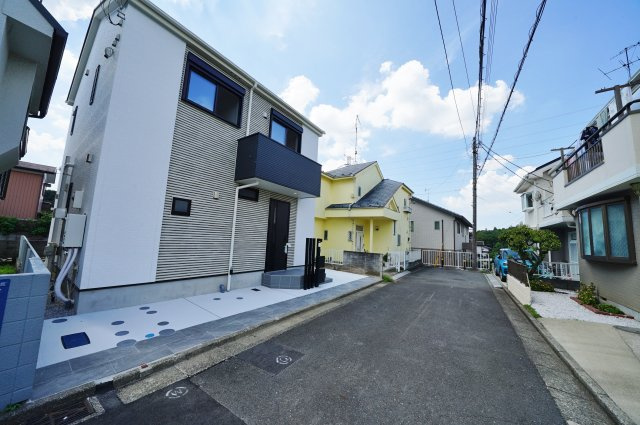 【横浜市瀬谷区阿久和東１丁目33-2新築戸建て】★仲介手数料無料★（原小学校・原中学校）の前面道路含む現地写真