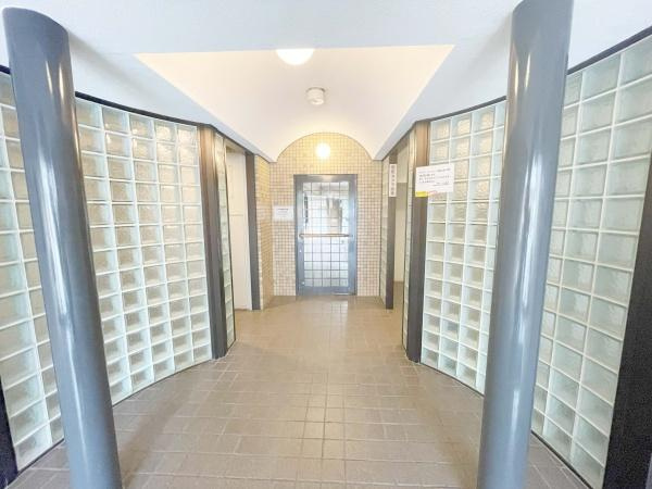 世田谷区弦巻１丁目の中古マンションのエントランス