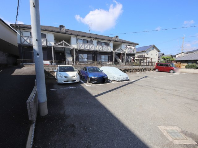 メゾンソワニエB棟の駐車場