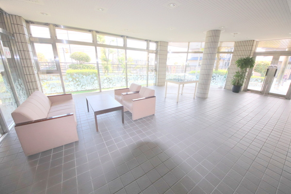 グランドパレス学園前のエントランス