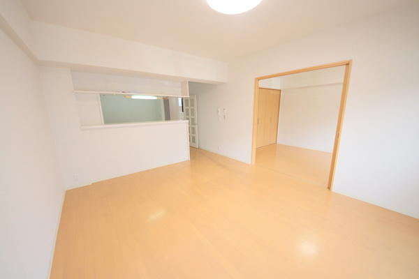 グランドパレス学園前の居間・リビング