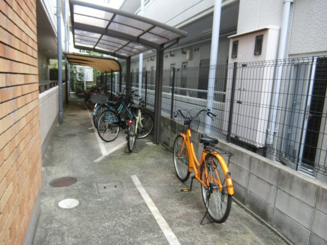 メゾンシャルマンの駐車場