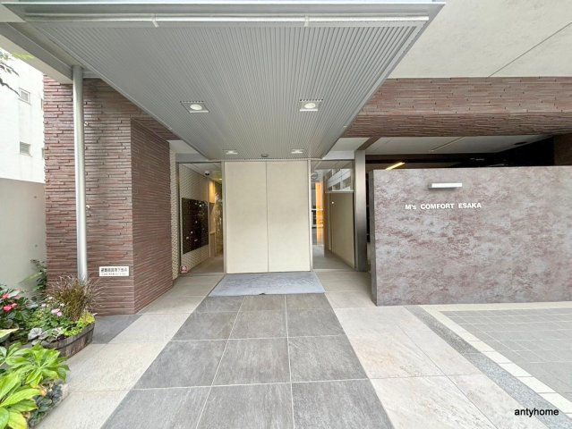 M's COMFORT ESAKA　仲介手数料無料のエントランス