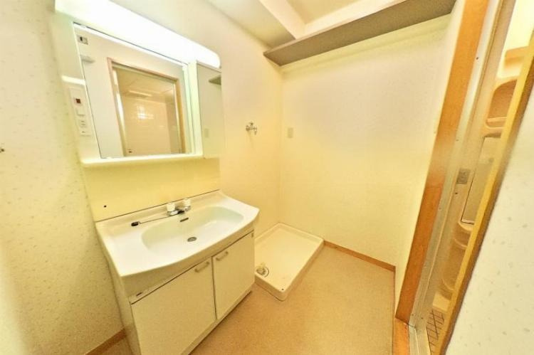 レジデンス扇の独立洗面台|朝の支度にも助かる、独立の洗髪洗面化粧台