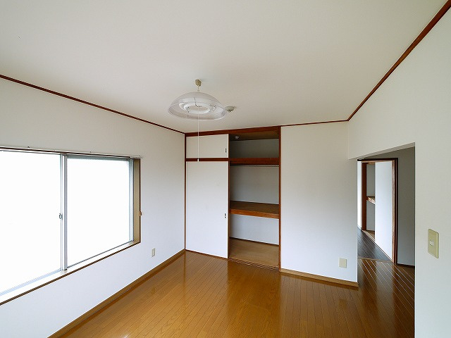 サニーハイツ（東菜畑）の居間・リビング