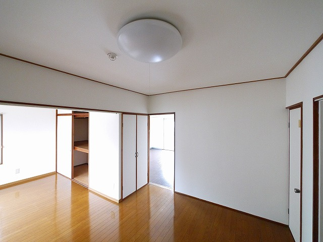 サニーハイツ（東菜畑）の居間・リビング