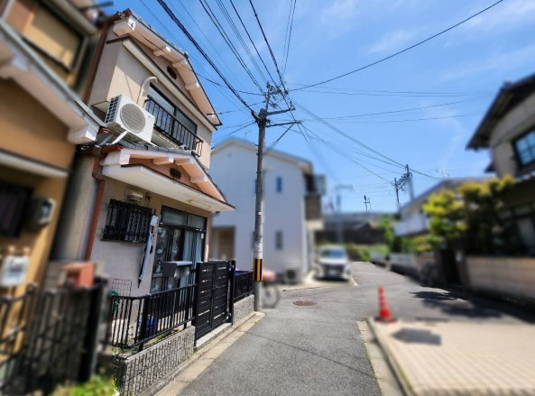 深草大亀谷西久宝寺町の前面道路含む現地写真|◆3口コンロでお料理もはかどります♪
◆JR奈良線『藤森』駅まで徒歩10分です！