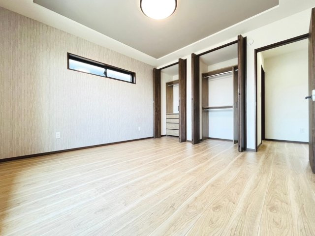 戸建　瑞穂市別府　全4区画分譲の洋室|奥行のあるウォークインクローゼットは収納方法自由自在。家族の成長に合わせた収納が可能です。