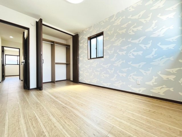 戸建　瑞穂市別府　全4区画分譲の洋室|奥行のあるウォークインクローゼットは収納方法自由自在。家族の成長に合わせた収納が可能です。