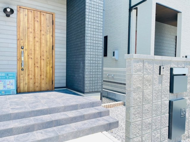 戸建　瑞穂市別府　全4区画分譲の玄関|玄関ドアの取っ手ハンドル部分にセンサーがついており、カード・シールタイプのキーで開け閉めができます