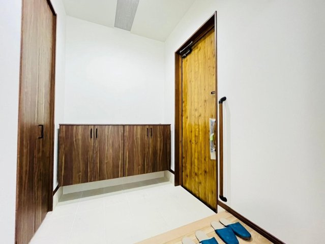 戸建　瑞穂市別府　全4区画分譲の玄関|大容量のシューズ収納付きで玄関周りもすっきり！玄関ドアからの光が玄関ホールを明るくしてくれます。