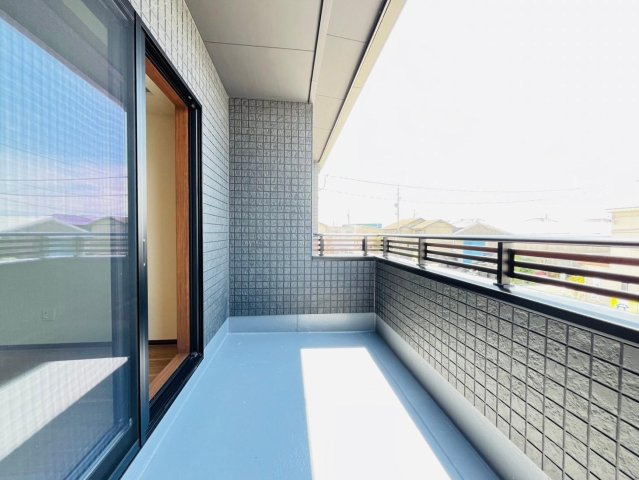 戸建　瑞穂市別府　全4区画分譲のバルコニー|バルコニーは南向きで洗濯物もよく乾きます！強度と表面積硬度を持つFPRで防水しています。