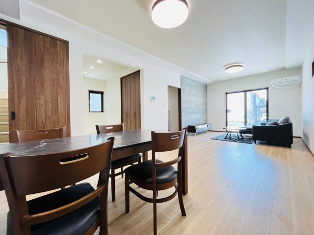 戸建　瑞穂市別府　全4区画分譲の居間・リビング|南向きで日当たりもよく大きな窓がリビング全体に光と風を運びます。ご家族でゆとりある暮らしができます。