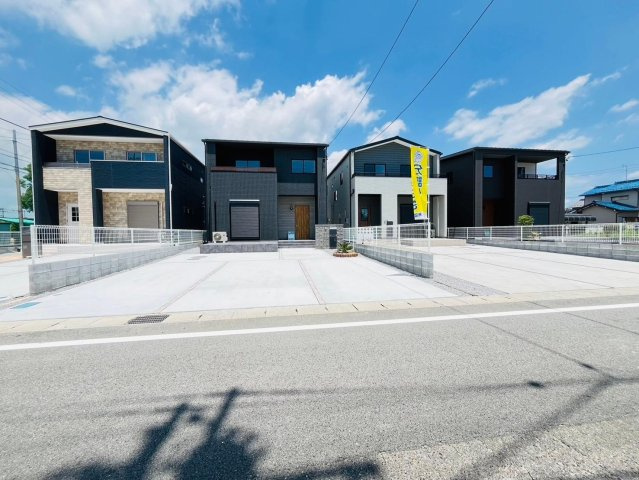 戸建　瑞穂市別府　全4区画分譲の外観|■B棟　■２２帖の広々リビングです！　和室と続き間で２６．５帖です。キッチンにはパントリー付き！