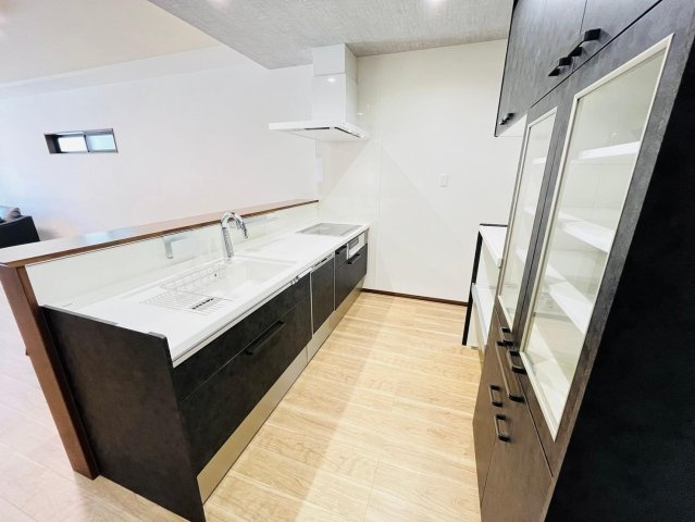 戸建　瑞穂市別府　全4区画分譲のキッチン|機能的なシステムキッチン。収納力に優れた大容量の引出でキッチン回りがスッキリ片付きます。