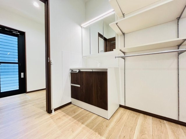 戸建　瑞穂市別府　全4区画分譲の独立洗面台|影ができにくい「ツインラインLED照明」。