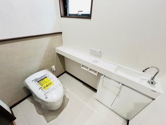 戸建　瑞穂市別府　全4区画分譲のトイレ|少ない水で効率的に洗浄するトルネード洗浄とお掃除のしやすさを究めたフチなし形状でお手入れ楽々。