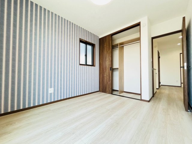 戸建　瑞穂市別府　全4区画分譲の洋室|奥行のあるウォークインクローゼットは収納方法自由自在。家族の成長に合わせた収納が可能です。