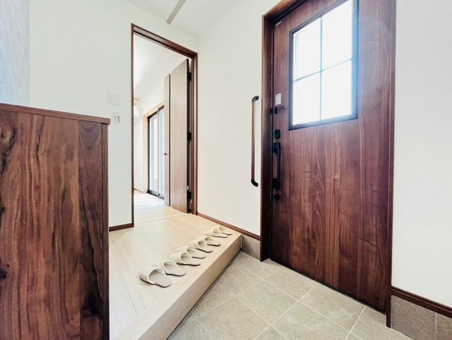 戸建　瑞穂市別府　全4区画分譲の玄関|大容量のシューズ収納付きで玄関周りもすっきり！玄関ドアからの光が玄関ホールを明るくしてくれます。