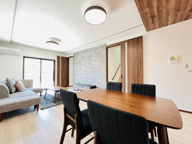 戸建　瑞穂市別府　全4区画分譲の居間・リビング|南向きで日当たりもよく大きな窓がリビング全体に光と風を運びます。ご家族でゆとりある暮らしができます。