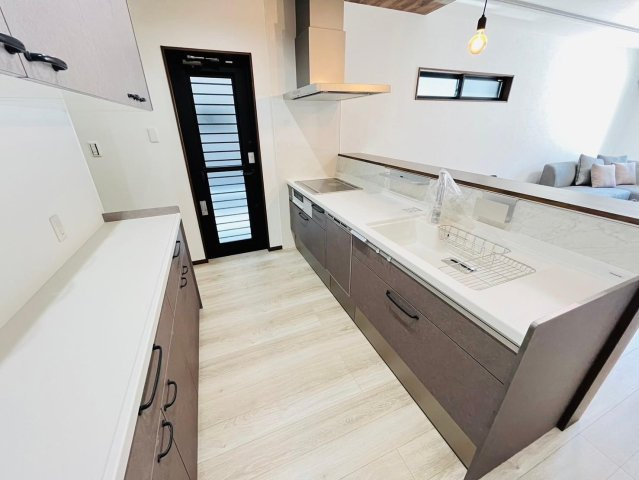 戸建　瑞穂市別府　全4区画分譲のキッチン|機能的なシステムキッチン。収納力に優れた大容量の引出でキッチン回りがスッキリ片付きます。