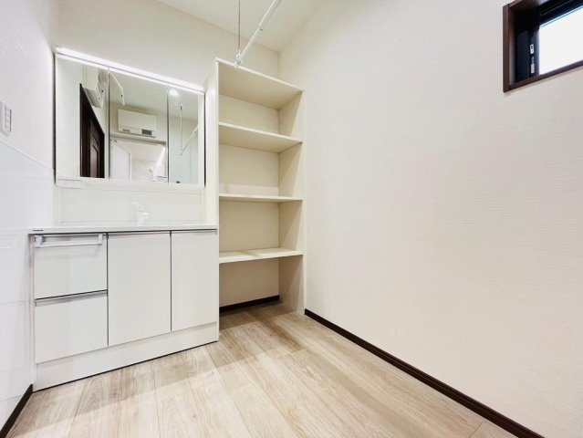 戸建　瑞穂市別府　全4区画分譲の独立洗面台|影ができにくい「ツインラインLED照明」。