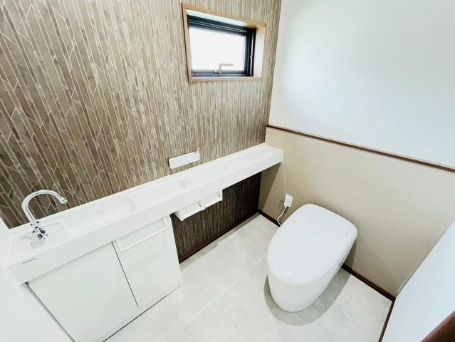 戸建　瑞穂市別府　全4区画分譲のトイレ|少ない水で効率的に洗浄するトルネード洗浄とお掃除のしやすさを究めたフチなし形状でお手入れ楽々。