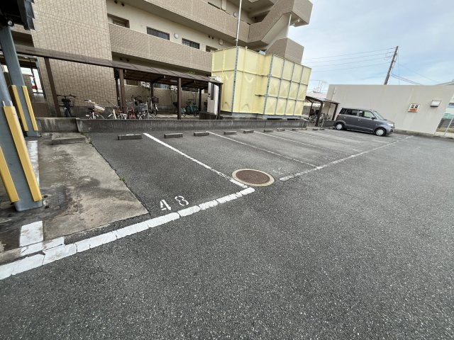 ハーモニー三幸の駐車場